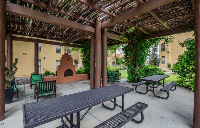 Apartments near Santa Fe community college with outdoor pergola and picnic area