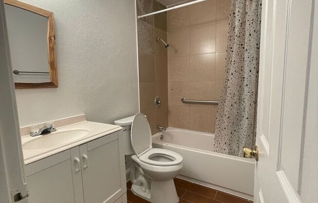 0798 - 721 / 723 Menker Ave