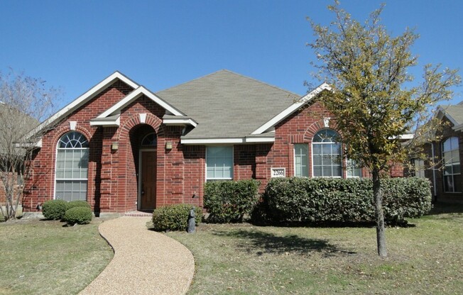 A great house in great condition at great location with community pool in Frisco
