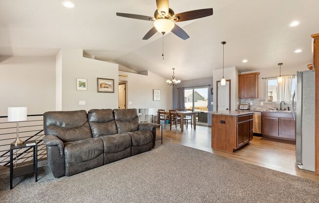 4 BED | 3 BATH | DOUBLE GARAGE | RAPID VALLEY