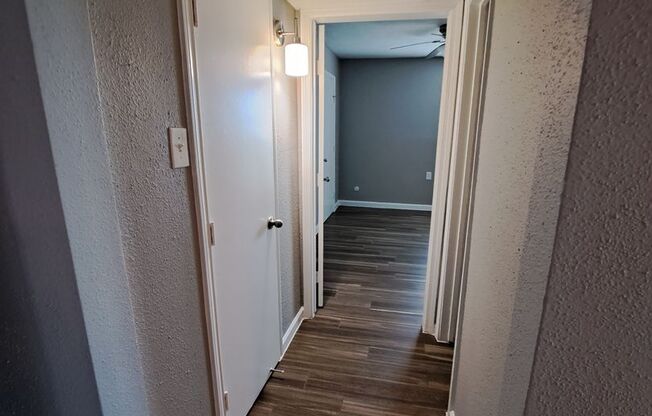 1 bed, 1 bath, 670 sqft, $976, Unit 2633