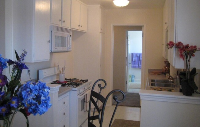 1 bed, 1 bath, 890 sqft, $2,325, Unit F32