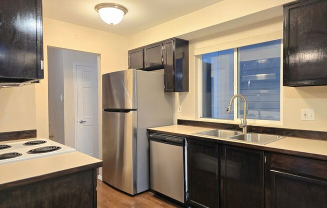 3 beds, 2.5 baths, 1,410 sqft, $2,595, Unit Unit B