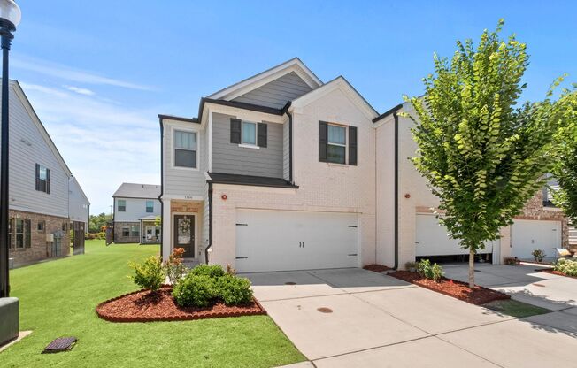 Gorgeous 3 BR/2.5 BA Townhome in Marietta-End Unit!