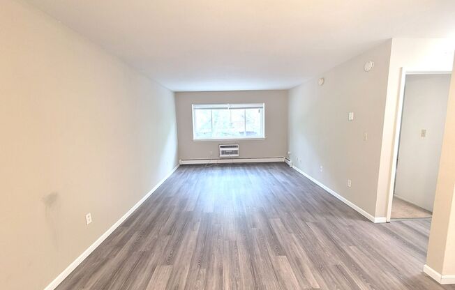2 beds, 1 bath, $1,400, Unit 316