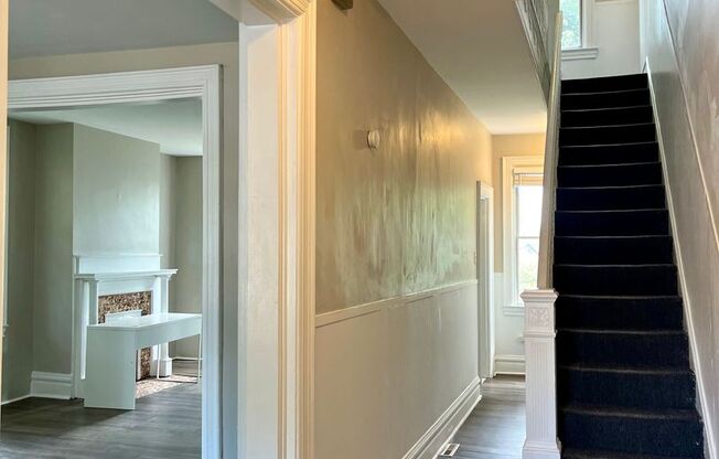 *** Gorgeous Mt. Washington Three Bedroom House * Fully Renovated * Near Grandview Ave * Pet Friendly * Available Now! ***