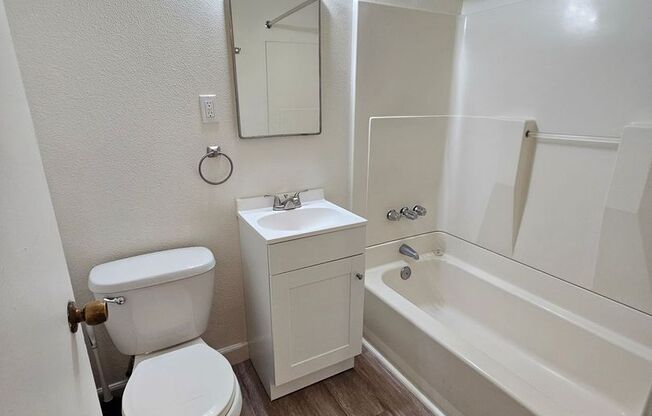 2 beds, 1 bath, $1,100, Unit 601 S. Division #14
