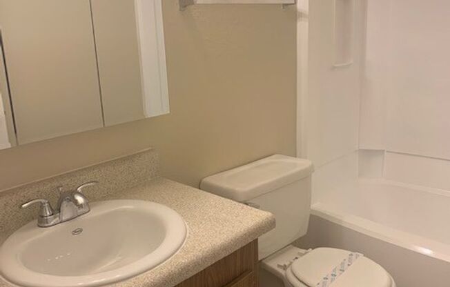 1 bed, 1 bath, 670 sqft, $1,250, Unit 225