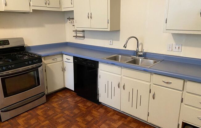 In the Heart of Dinkytown - Amazing 6 bedroom Victorian Rental Home,  Fall 2025!