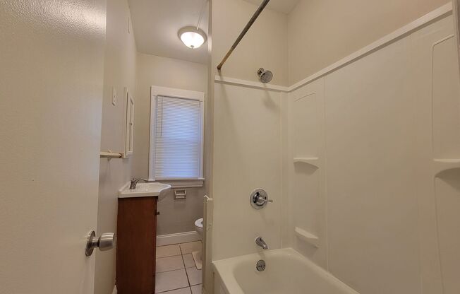 2 beds, 1 bath, $1,175, Unit 2 Averill Court