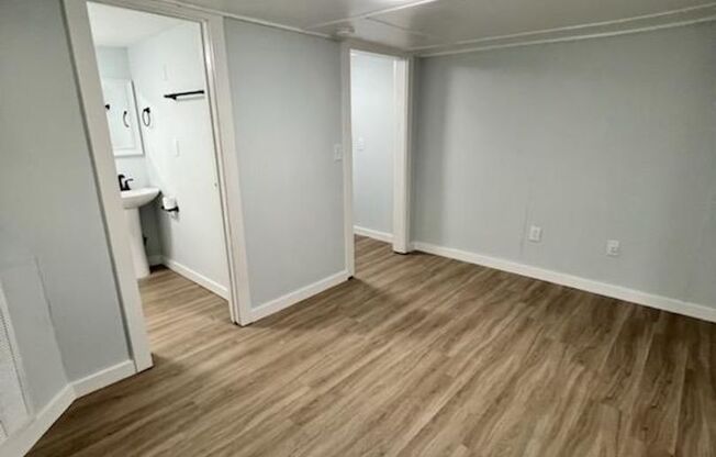 1 bed, 1 bath, 700 sqft, $1,100, Unit B