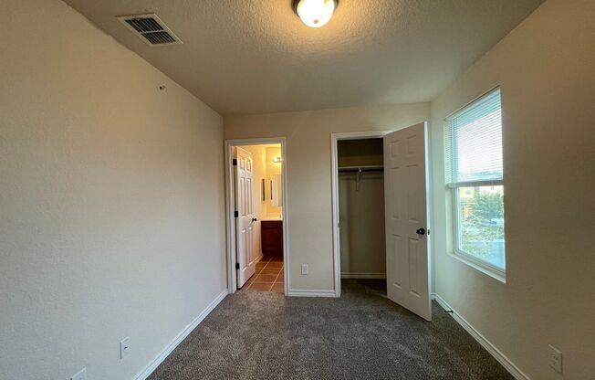 3 beds, 2.5 baths, $1,500, Unit 4*