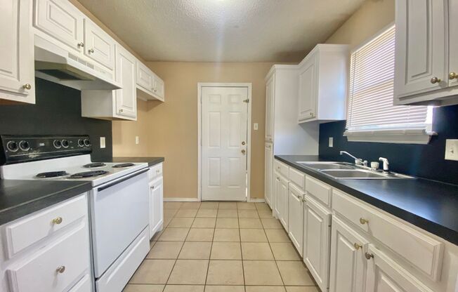 3 beds, 1 bath, $950