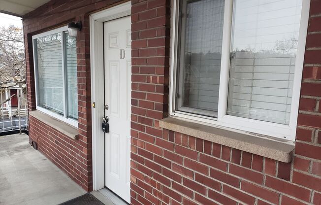 Fremont - Small Building - 1BR Top Floor Corner Unit - Clean!
