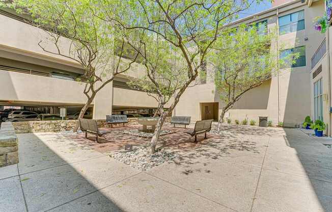 Courtyard Seating at Vue Greenville, Dallas, TX