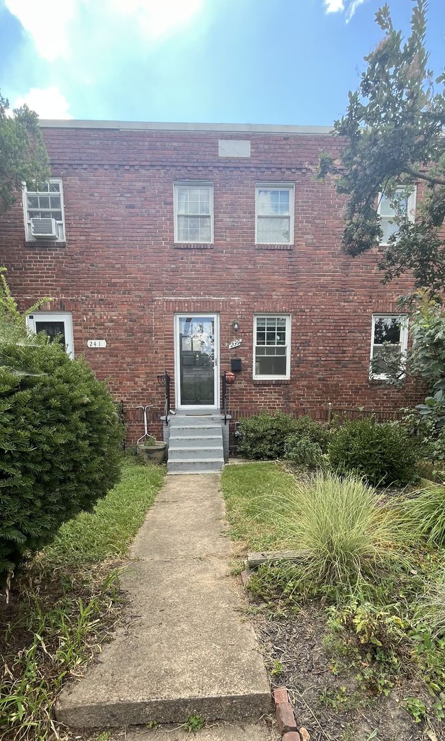 Alexandria/King Street Metro - 239 Buchanan Street - $2,780.00