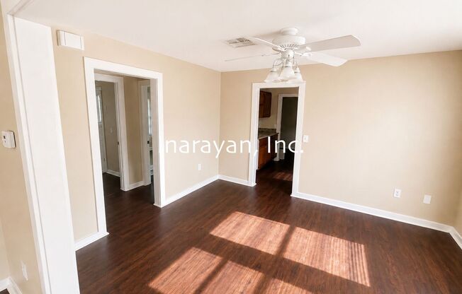 Cute 2/1 home with Florida room - Available now!