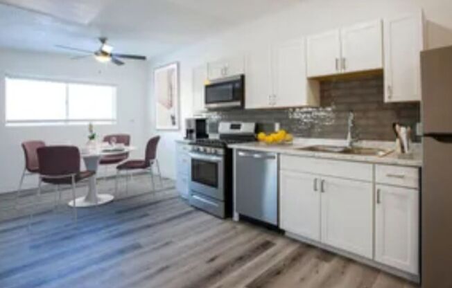 2 beds, 1 bath, 716 sqft, $899