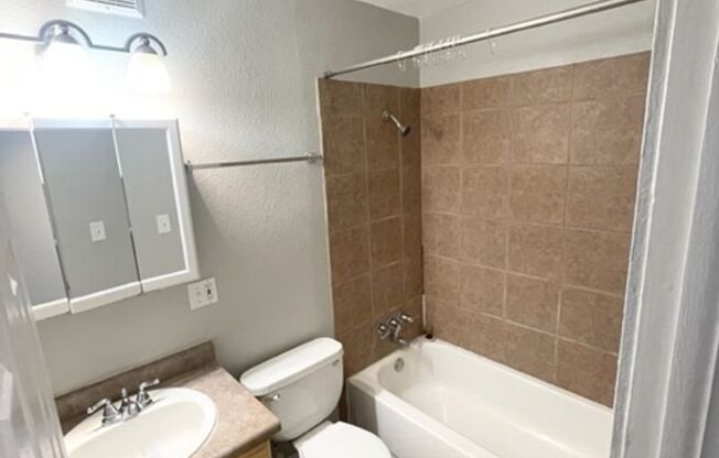 2 beds, 1 bath, 725 sqft, $1,295, Unit 425 E Fountain Pl. - Unit 202