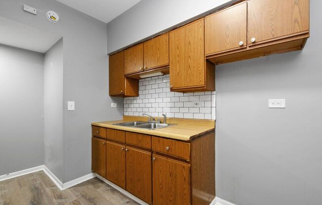 2 beds, 1 bath, 1,000 sqft, $1,695, Unit 4240 - 1W