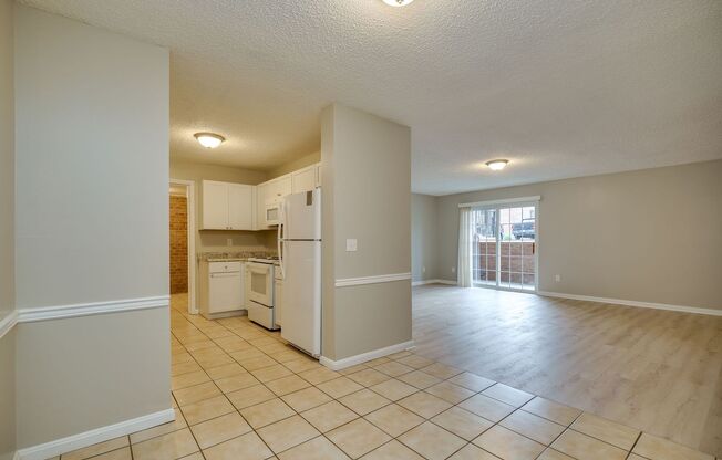 Summit Crossing Apartments – Spacious Living with Pool, Laundry, and a Prime Location