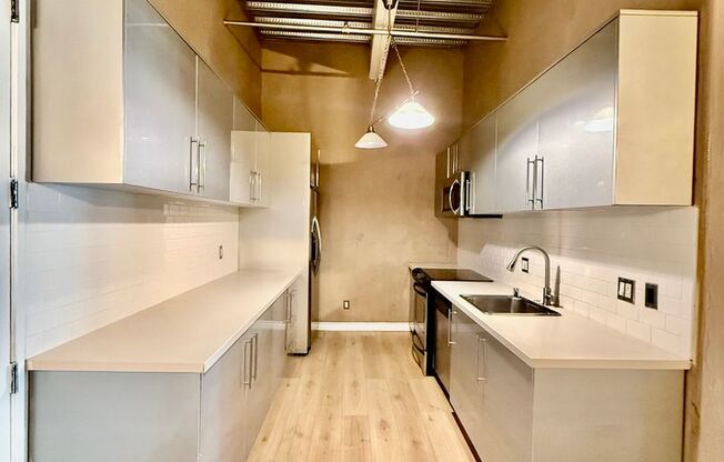 3 beds, 2 baths, 1,950 sqft, $5,500, Unit 1205