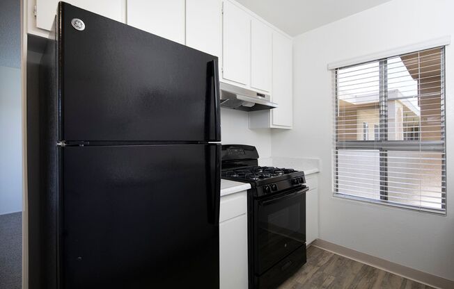 1 bed, 1 bath, 560 sqft, $1,750, Unit 33