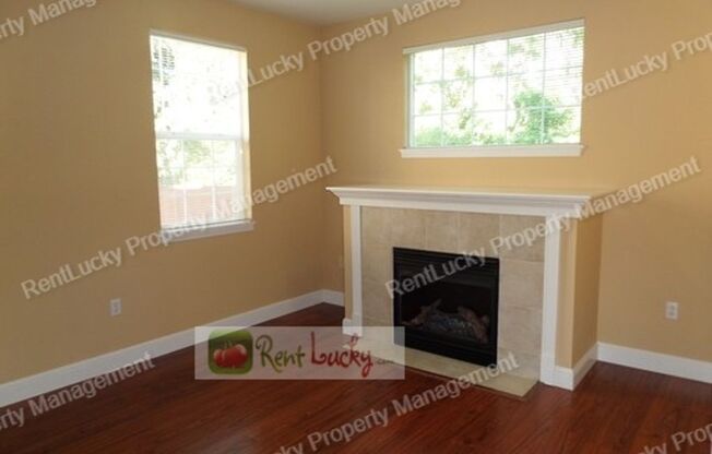 AMAZING 3-Bedroom Townhome w/HUGE 3-Car Attached Garage in West Hill (Near Federal Way/Kent/Des Moines)!!