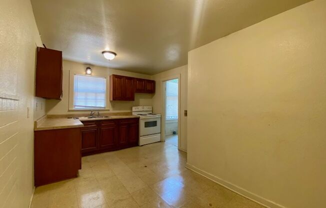 3 beds, 1 bath, $700