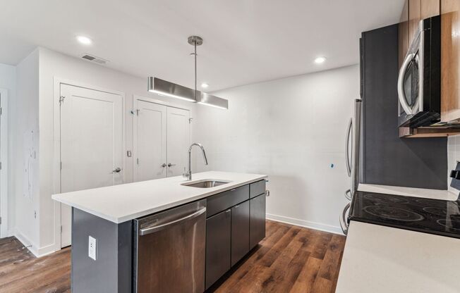 2 beds, 2 baths, 915 sqft, $2,300, Unit 416