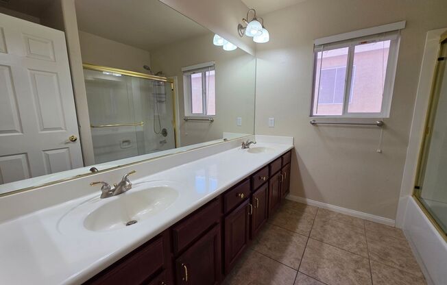4 beds, 3 baths, $2,600