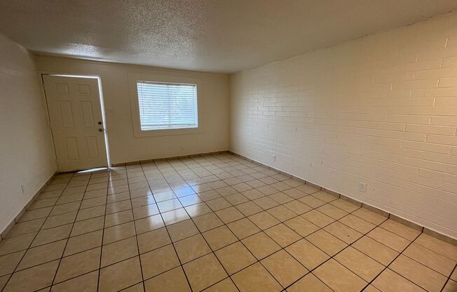 Studio, 1 bath, 400 sqft, $915, Unit 23