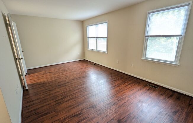 Beautifully maintained townhouse in Frederick available mid May!