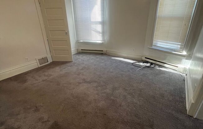 1 bed, 1 bath, $850, Unit 400 W Allen Unit 1B