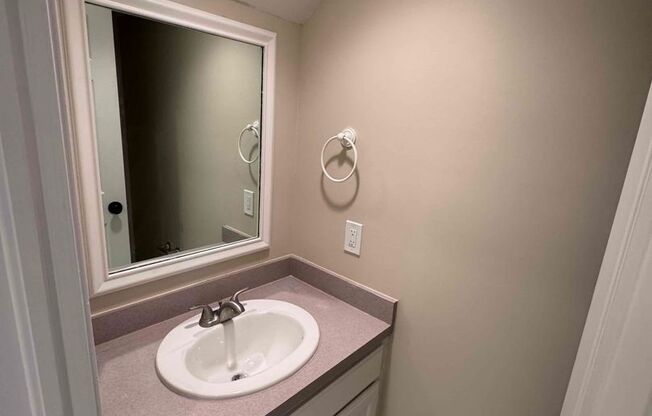 Darling 1 Bed, 1.5 Bath Townhouse with small Fenced Yard!