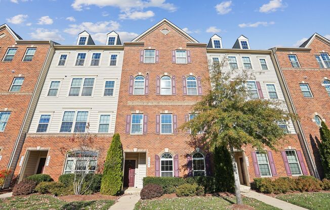 Stunning 2-Level Townhouse Condo in Sought-After Wentworth Green, Gainesville!