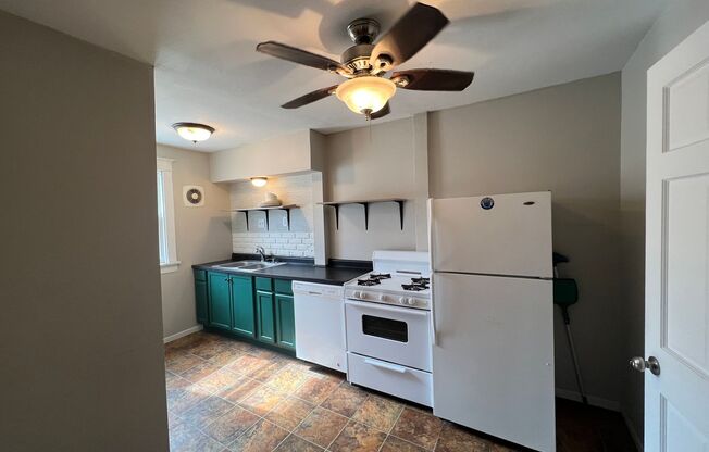 2 beds, 1 bath, $1,000, Unit A423-1