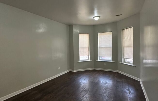 702-704 E 50th Pl