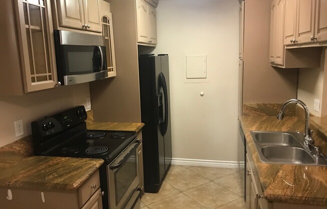 Santa Ana - 1 Bedroom 1 Bath Downstairs Corner Unit with Patio