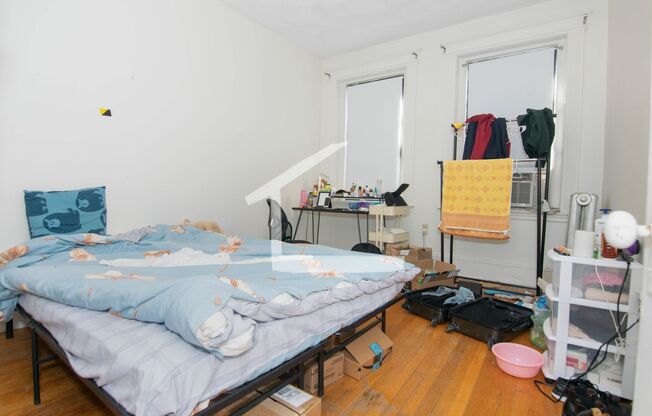 3 beds, 1 bath, $3,400, Unit 17