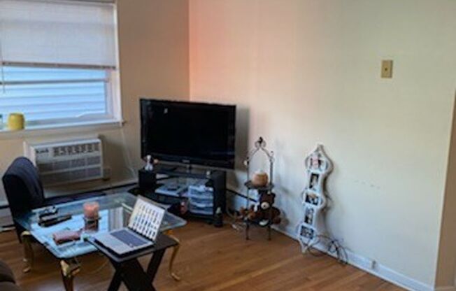 1579 Farwell