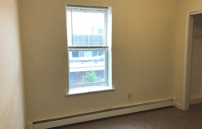 2 beds, 1 bath, 700 sqft, $3,300, Unit 6(3A)