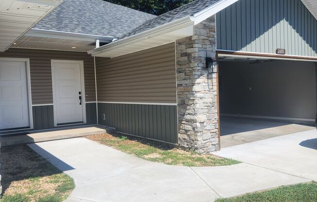 Beautiful newly built duplex in southwest Springfield!