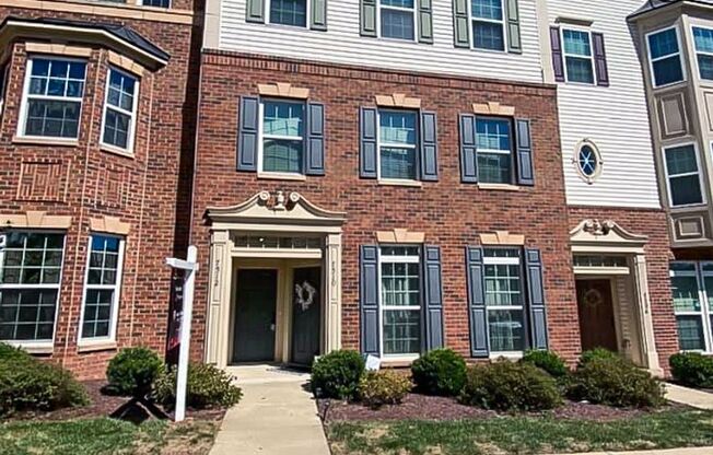 Gorgeous 2-Level 3 Bed 2.5 Bath Condo-Style Townhome In Sought Somerset Condo