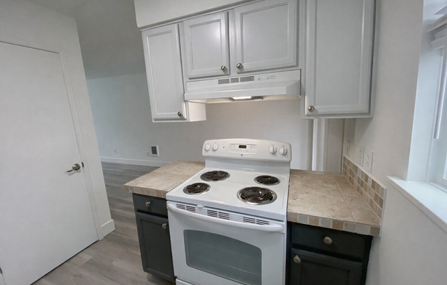 2 beds, 1 bath, 890 sqft, $1,555, Unit 43