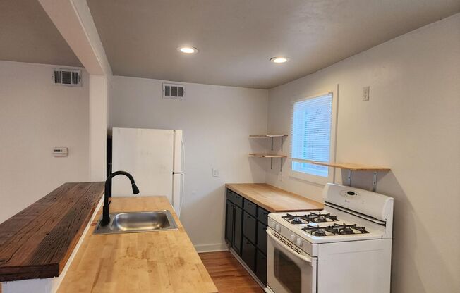 1 bed, 1 bath, 540 sqft, $700, Unit 617 NW 25th St Apt A Downstairs