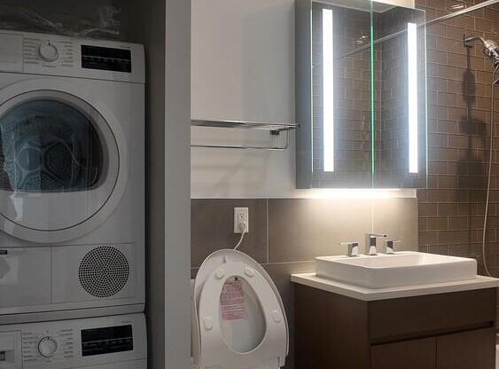 1 bed, 1 bath, 712 sqft, $4,350, Unit 17G