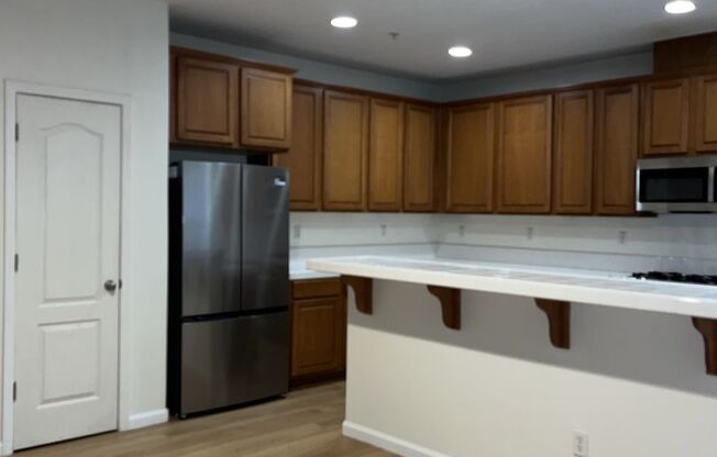 3 beds, 2.5 baths, $2,595, Unit #3014