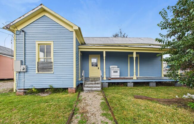 2 Bedroom 1 bathroom house AVAILABLE NOW!