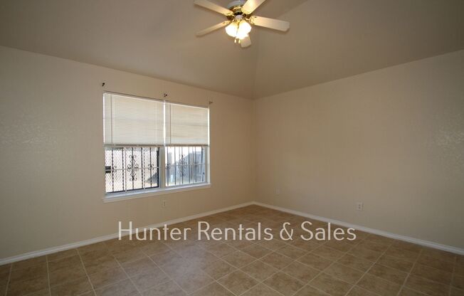 3 beds, 2 baths, $1,295